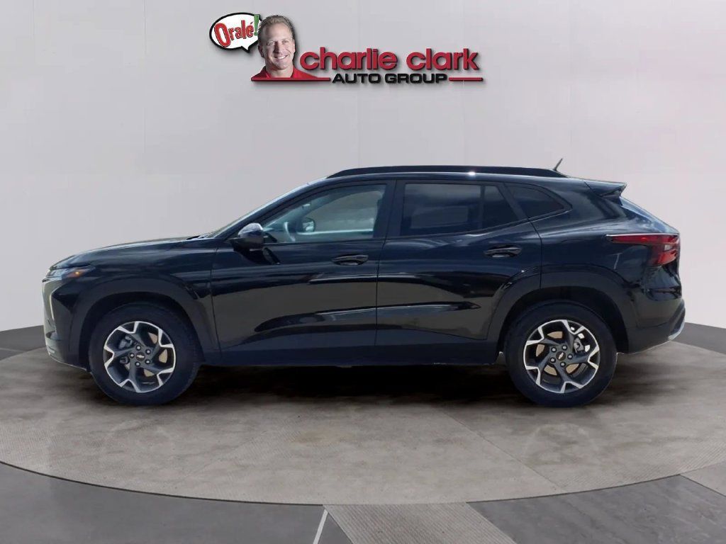 Used 2025 Chevrolet Trax LT FWD image 2