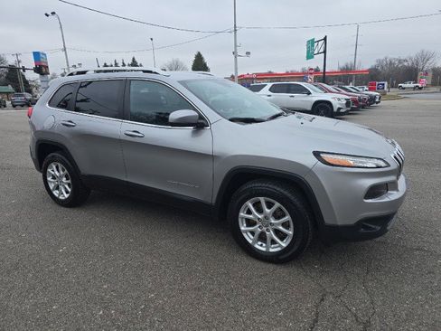 Used 2016 Jeep Cherokee Latitude w/ Cold Weather Group image 1