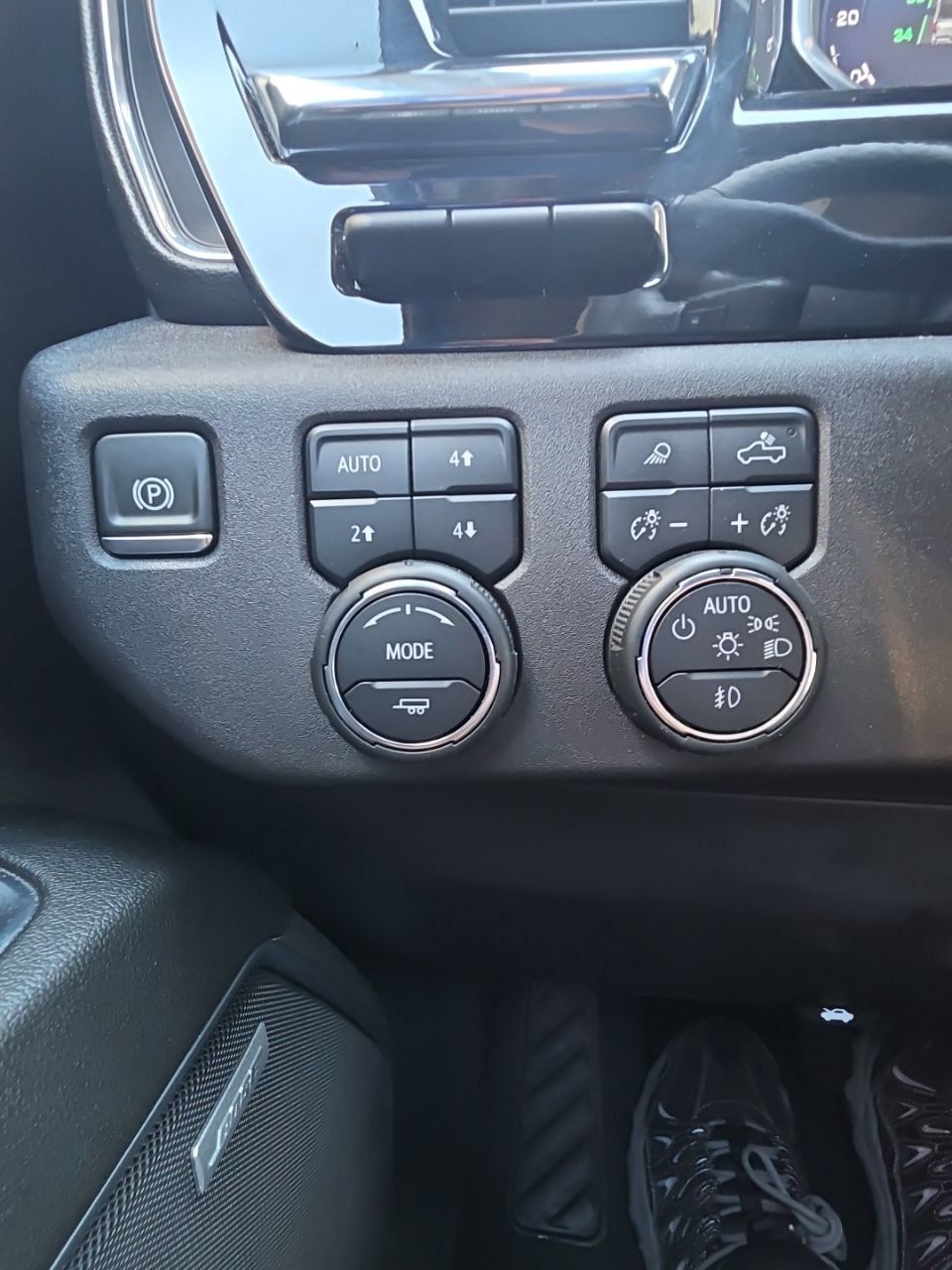 Used 2024 Chevrolet Silverado 1500 LTZ w/ LTZ Premium Package AWD/4WD image 18