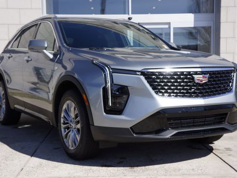 Used 2025 Cadillac XT4 Premium Luxury image 2