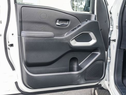 Used 2024 Nissan Frontier SV image 19