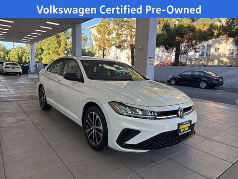 Certified 2025 Volkswagen Jetta Sport image 4