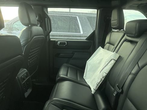 Used 2025 Ford Bronco Badlands image 14