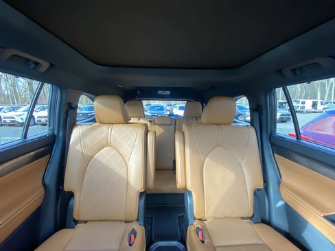 Certified 2025 Toyota Highlander Platinum image 30