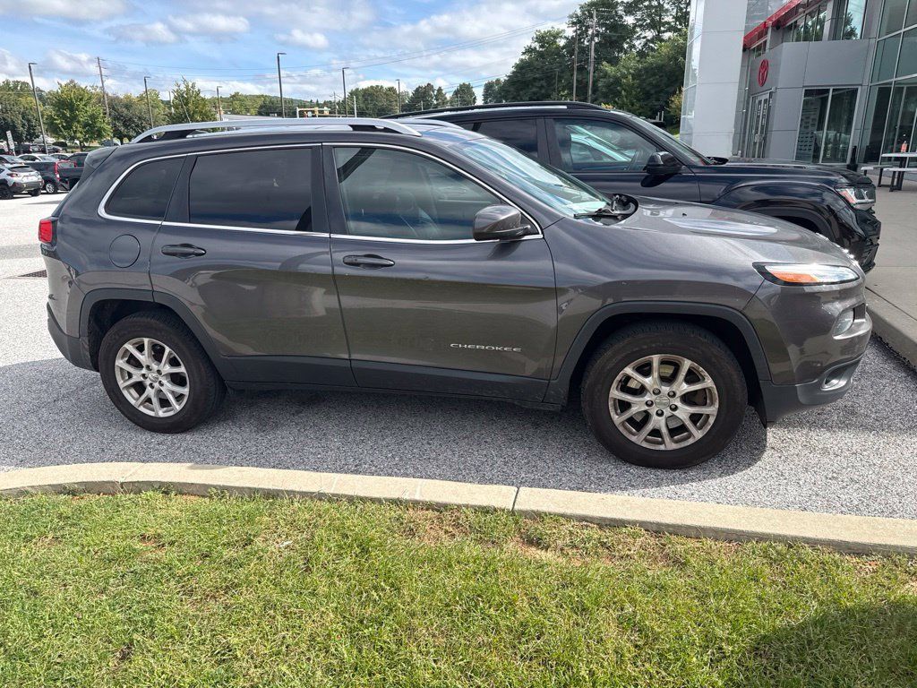 Used 2018 Jeep Cherokee Latitude Plus w/ Comfort/Convenience Group AWD/4WD image 3