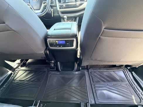 Used 2019 Toyota Highlander LE AWD/4WD image 31