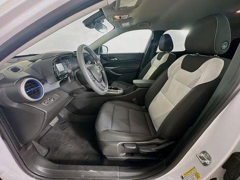 Used 2025 Chevrolet Trax LS FWD image 13