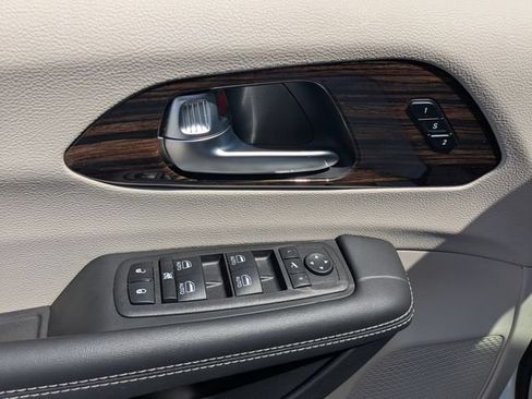Used 2023 Chrysler Pacifica Limited FWD image 19