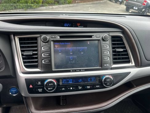Used 2019 Toyota Highlander XLE AWD/4WD image 11
