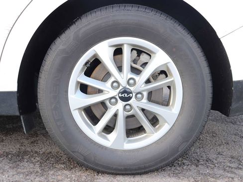 Used 2024 Kia Carnival LX image 9