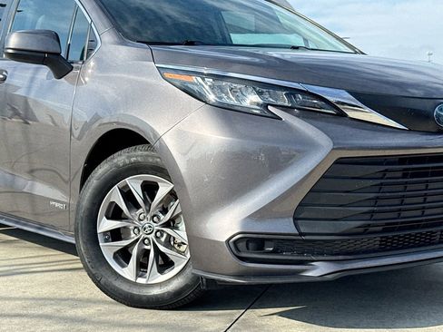 Used 2021 Toyota Sienna LE w/ LE Plus Package image 9