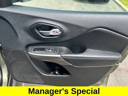 Used 2019 Jeep Cherokee Latitude Plus AWD/4WD image 44