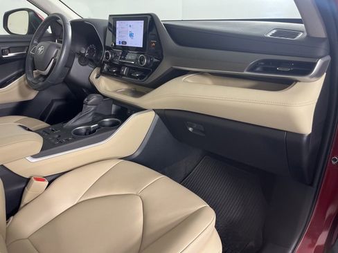 Certified 2023 Toyota Highlander XLE image 32