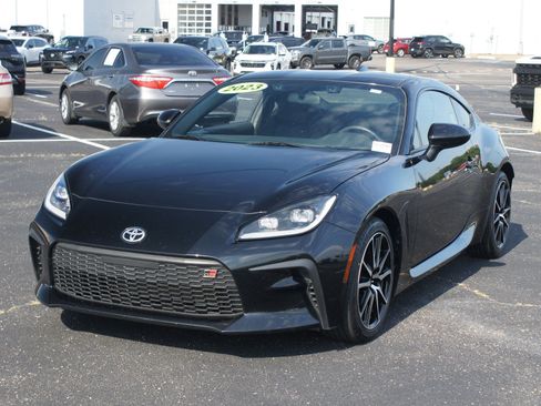 Used 2023 Toyota GR86 RWD image 2