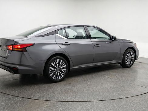 Used 2025 Nissan Altima 2.5 SV FWD image 9