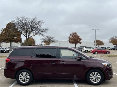 Used 2016 Kia Sedona LX w/ LX Convenience Package image 3