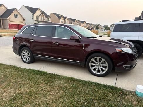Used 2018 Lincoln MKT AWD image 3