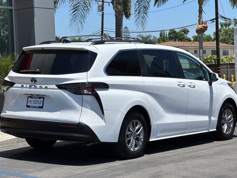 Certified 2026 Toyota Sienna LE FWD image 5
