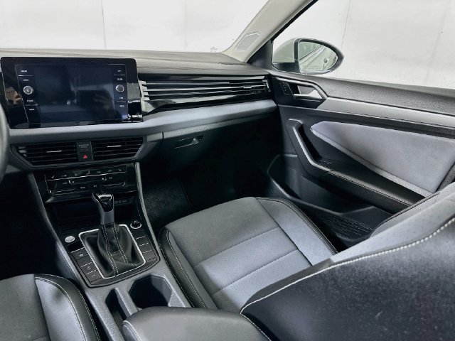 Used 2025 Volkswagen Jetta SE w/ Sunroof Package FWD image 23
