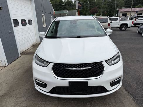 Used 2022 Chrysler Pacifica Touring-L FWD image 2