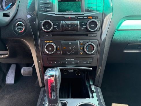 Used 2017 Ford Explorer XLT FWD image 18