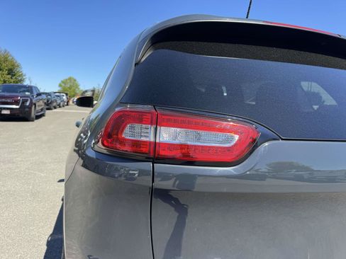 Used 2018 Jeep Cherokee Latitude Plus w/ Cold Weather Group AWD/4WD image 10