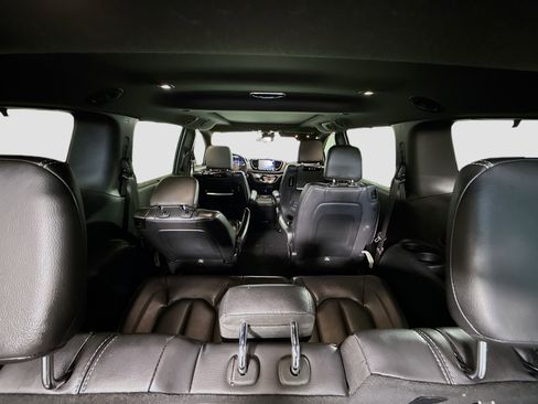 Used 2021 Chrysler Pacifica Touring-L w/ Uconnect Theater Family Group image 43