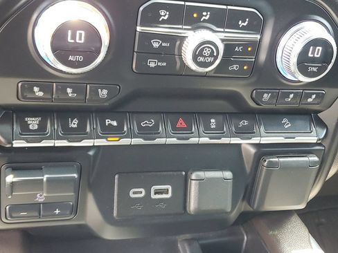 Used 2023 GMC Sierra 2500 Denali w/ Denali Ultimate Package AWD/4WD image 24