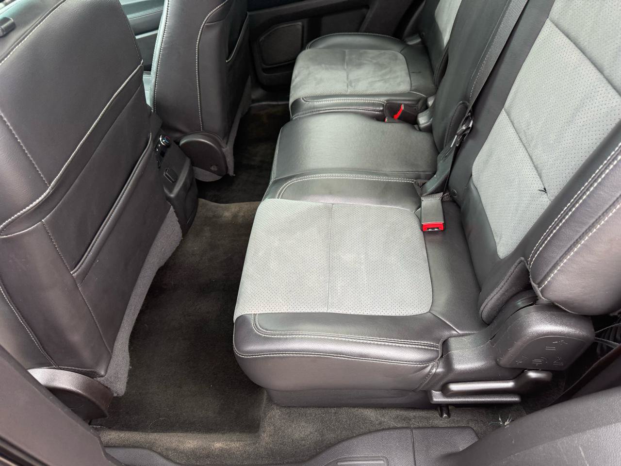 Used 2015 Ford Explorer XLT w/ Equipment Group 202B AWD/4WD image 32