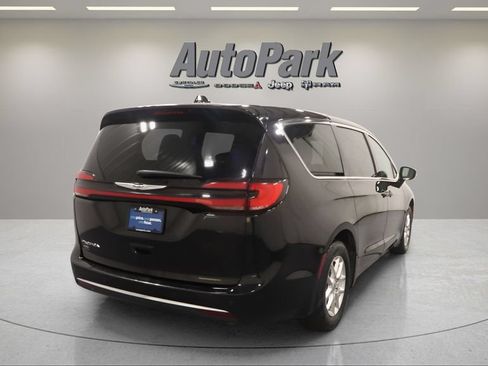 Certified 2024 Chrysler Pacifica Touring-L FWD image 7