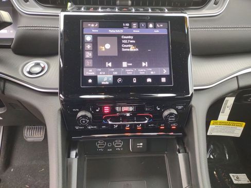 New 2025 Jeep Grand Cherokee Altitude image 23