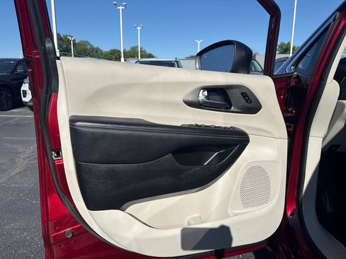 Used 2023 Chrysler Pacifica Touring-L FWD image 18