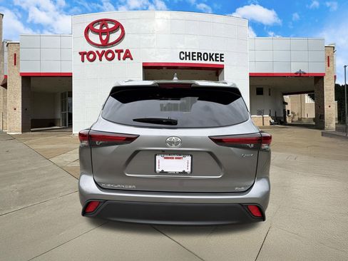 Used 2026 Toyota Highlander XLE AWD/4WD image 6