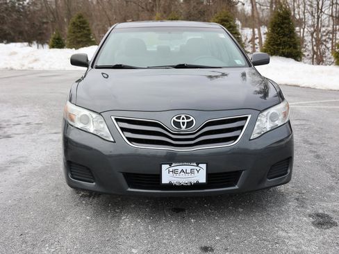 Used 2010 Toyota Camry LE image 2