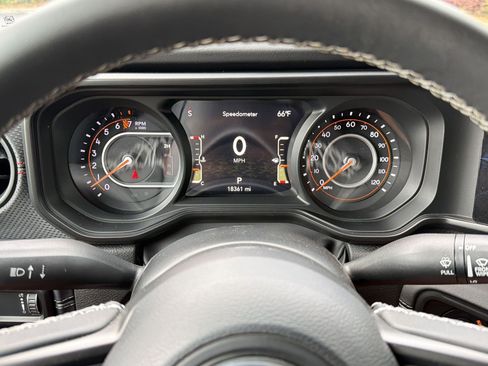 Used 2025 Jeep Gladiator Rubicon w/ Technology Group AWD/4WD image 22