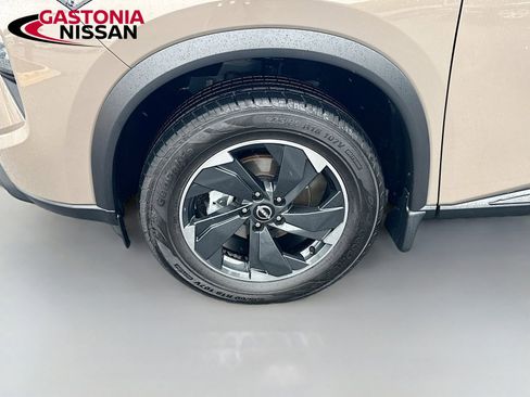 Used 2024 Nissan Rogue SV AWD/4WD image 39
