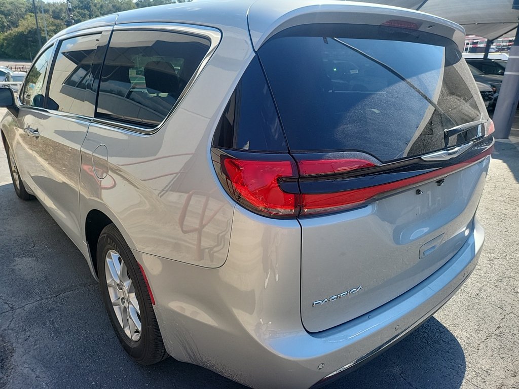 Used 2026 Chrysler Pacifica Select FWD image 5