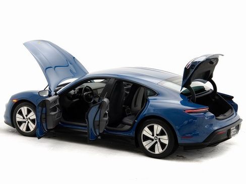 Used 2023 Porsche Taycan image 32