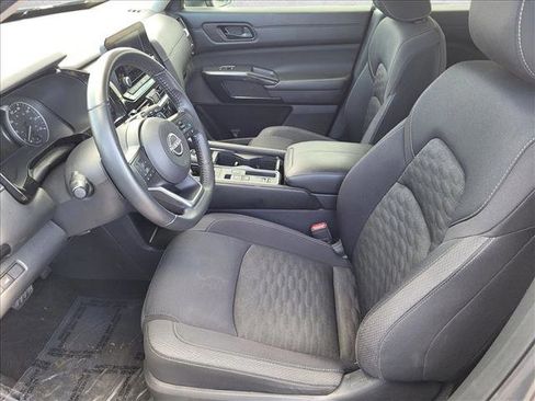 Used 2024 Nissan Pathfinder SV w/ SV Premium Package image 16