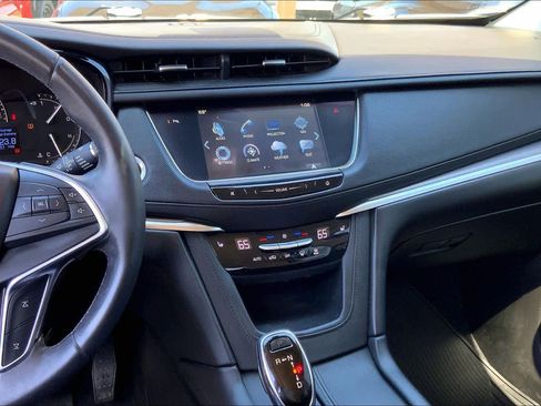 Used 2018 Cadillac XT5 Luxury w/ Driver Awareness Package image 7