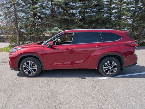 Used 2022 Toyota Highlander XLE image 11