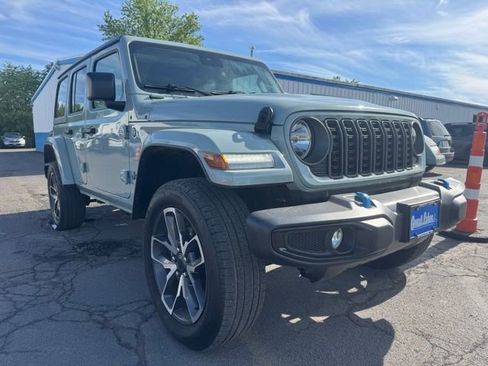 Used 2024 Jeep Wrangler Unlimited w/ Convenience Group AWD/4WD image 8