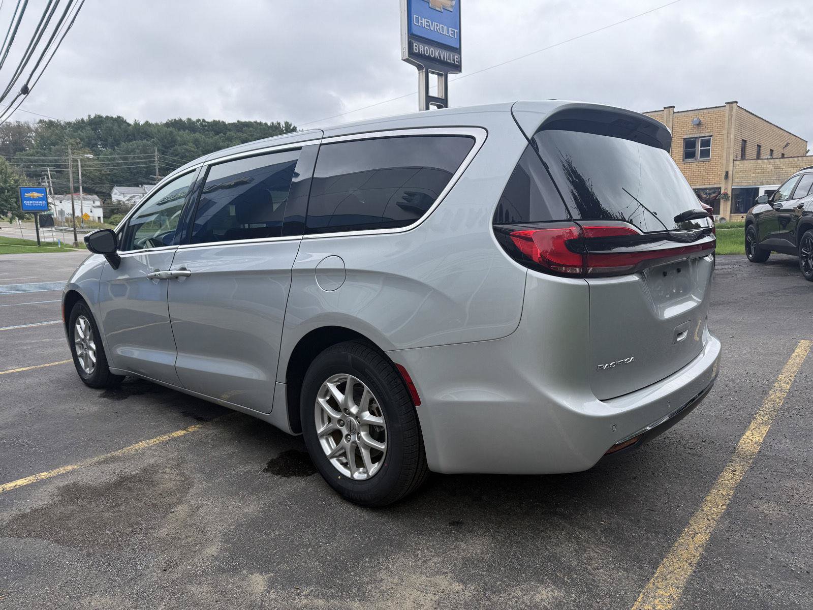 Used 2024 Chrysler Pacifica Touring-L FWD image 4