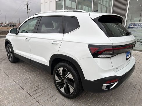 Certified 2025 Volkswagen Taos SE image 5