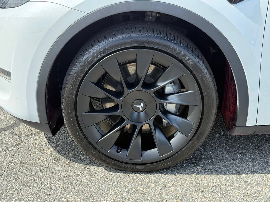 Used 2024 Tesla Model Y Long Range AWD/4WD image 9