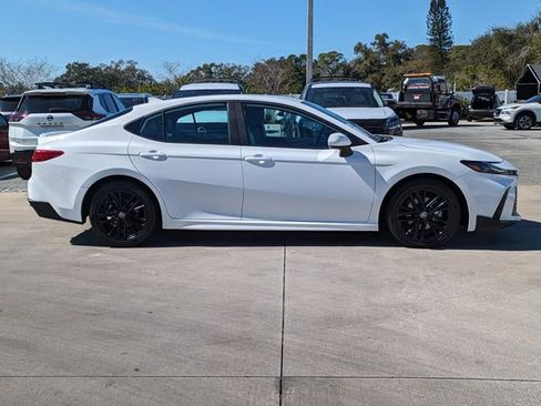 Used 2025 Toyota Camry SE image 4