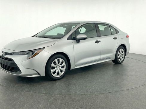 Used 2025 Toyota Corolla LE FWD image 3
