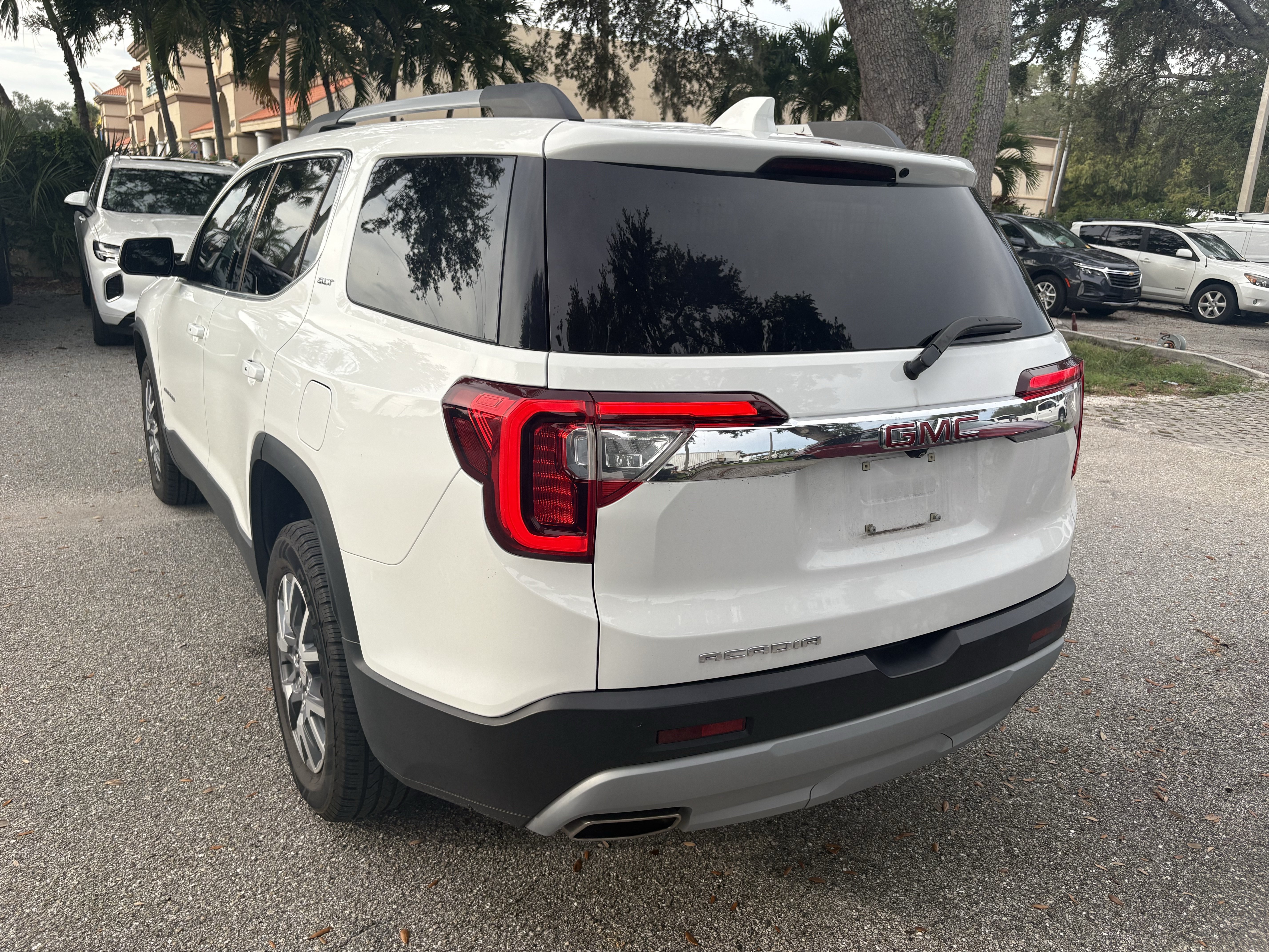 Used 2022 GMC Acadia SLT w/ Technology Package FWD image 5