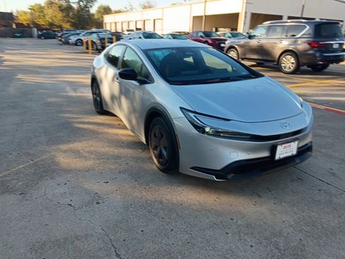 Used 2025 Toyota Prius LE image 6