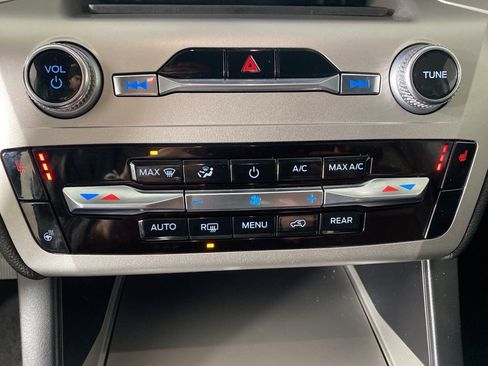 Used 2022 Ford Explorer XLT w/ Equipment Group 202A image 25